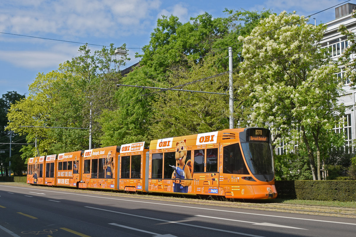 Be 6/10 Tango 182 mit der OBI Werbung, auf der Linie 10, fährt zur Haltestelle am Bahnhof SBB. Die Aufnahme stammt vom 26.04.2020.