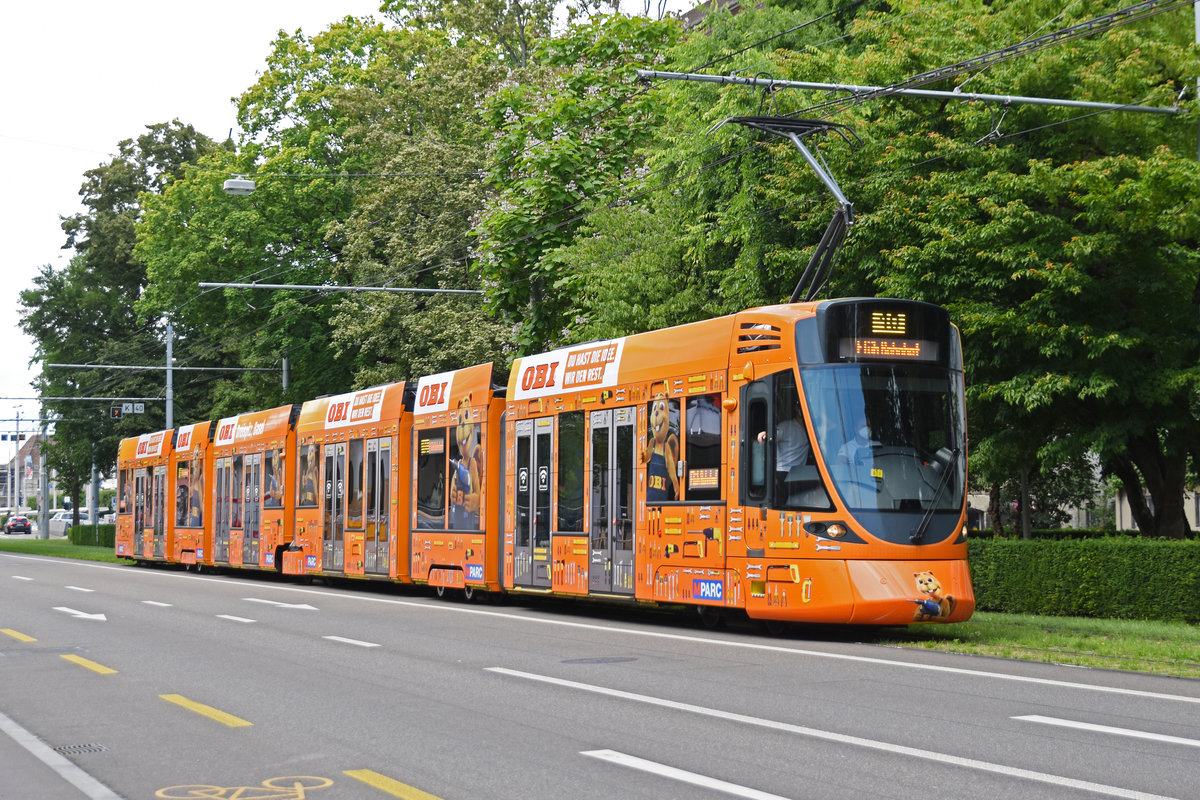Be 6/10 Tango 182 mit der OBI Werbung, auf der Linie 10, fährt zur Haltestelle Aeschenplatz. Die Aufnahme stammt vom 21.06.2020.
