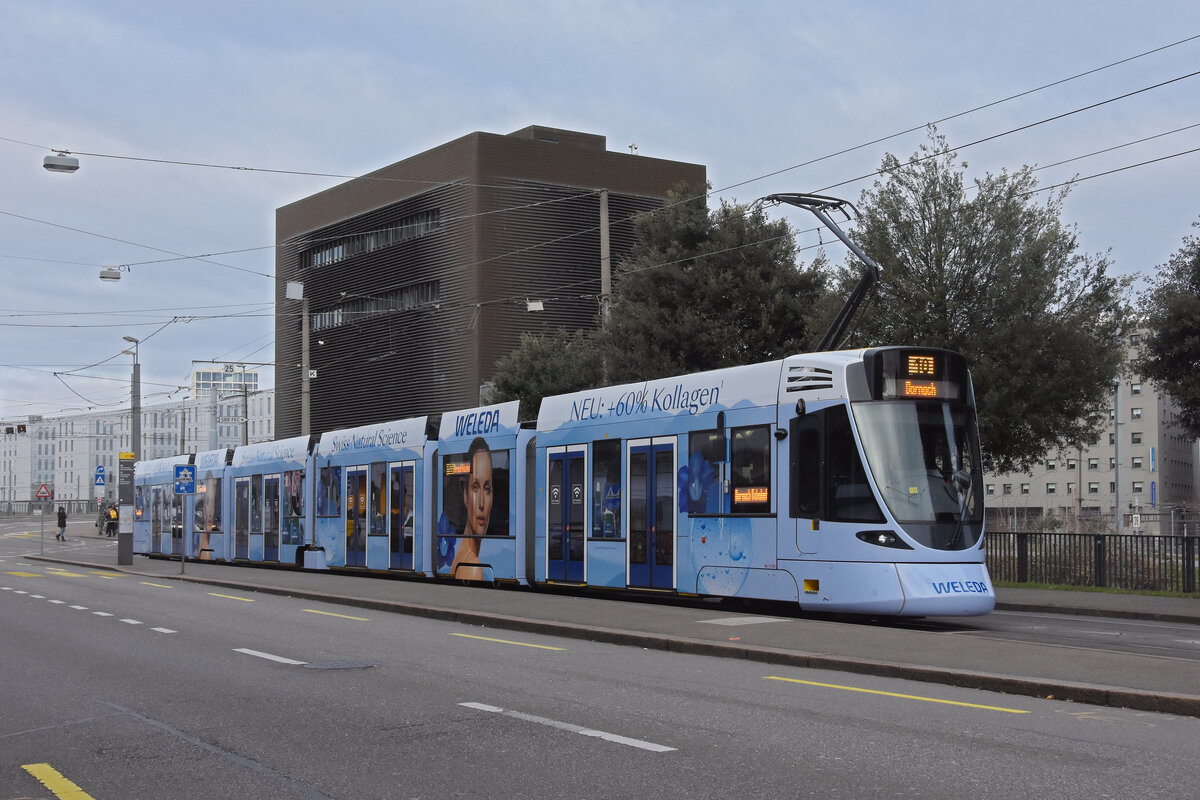Be 6/10 Tango 182 mit der Weleda Werbung, auf der Linie 10, bedient am 21.12.2024 die Haltestelle Münchensteinerstrasse. Aufnahme Basel.
