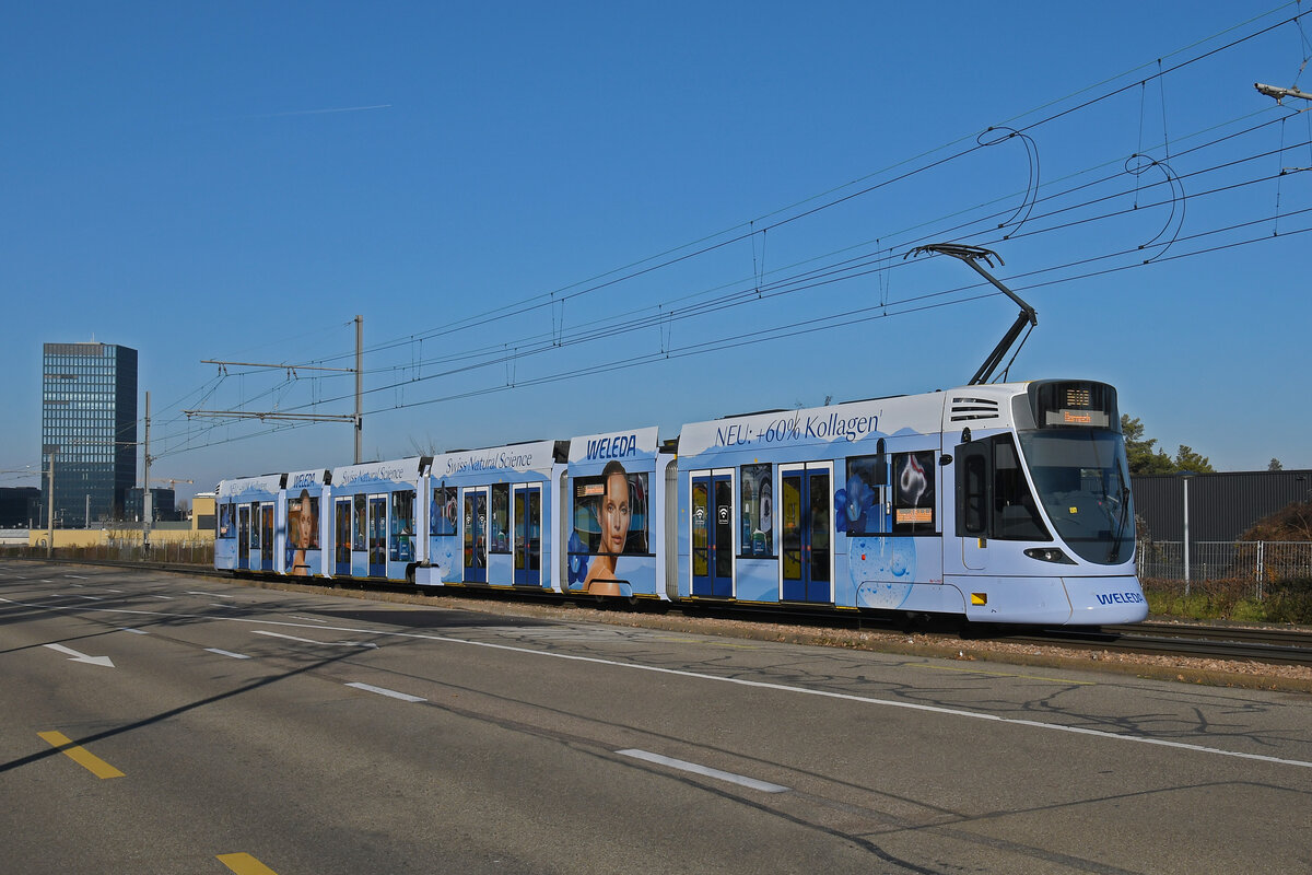 Be 6/10 Tango 182 mit der Weleda Werbung, auf der Linie 10, fährt am 27.12.2024 zur Haltestelle M-Parc. Aufnahme Basel.