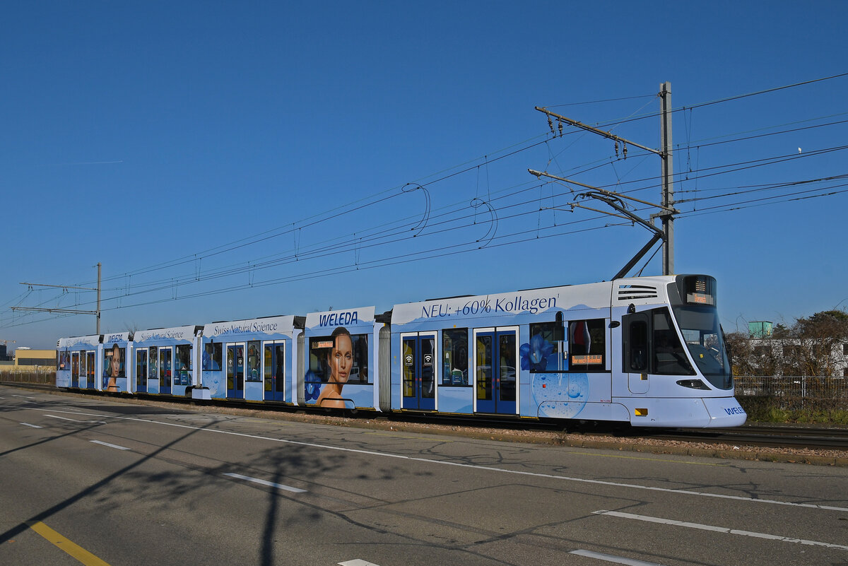 Be 6/10 Tango 182 mit der Weleda Werbung, auf der Linie 10, fährt am 27.12.2024 zur Haltestelle M-Parc. Aufnahme Basel.