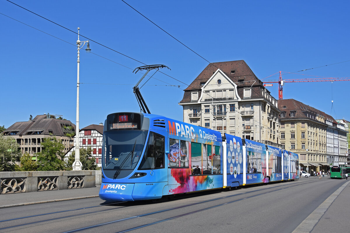 Be 6/10 Tango 182 mit der Werbung f�r Migros M-Parc, auf der wegen der Grossbaustelle am Marktplatz umgeleiteten Linie 11, �berquert am 19.08.2026 die Mittlere Rheinbr�cke Richtung Haltestelle Schiffl�nde. Aufnahme Basel.