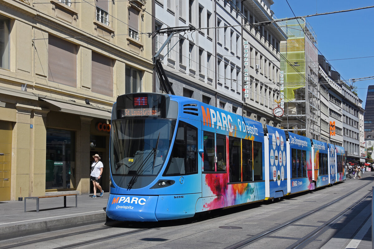 Be 6/10 Tango 182 mit der Werbung f�r Migros M-Parc, auf der wegen der Grossbaustelle am Marktplatz umgeleiteten Linie 11, f�hrt am 19.08.2026 bei der Haltestelle Rheingasse ein. Aufnahme Basel.