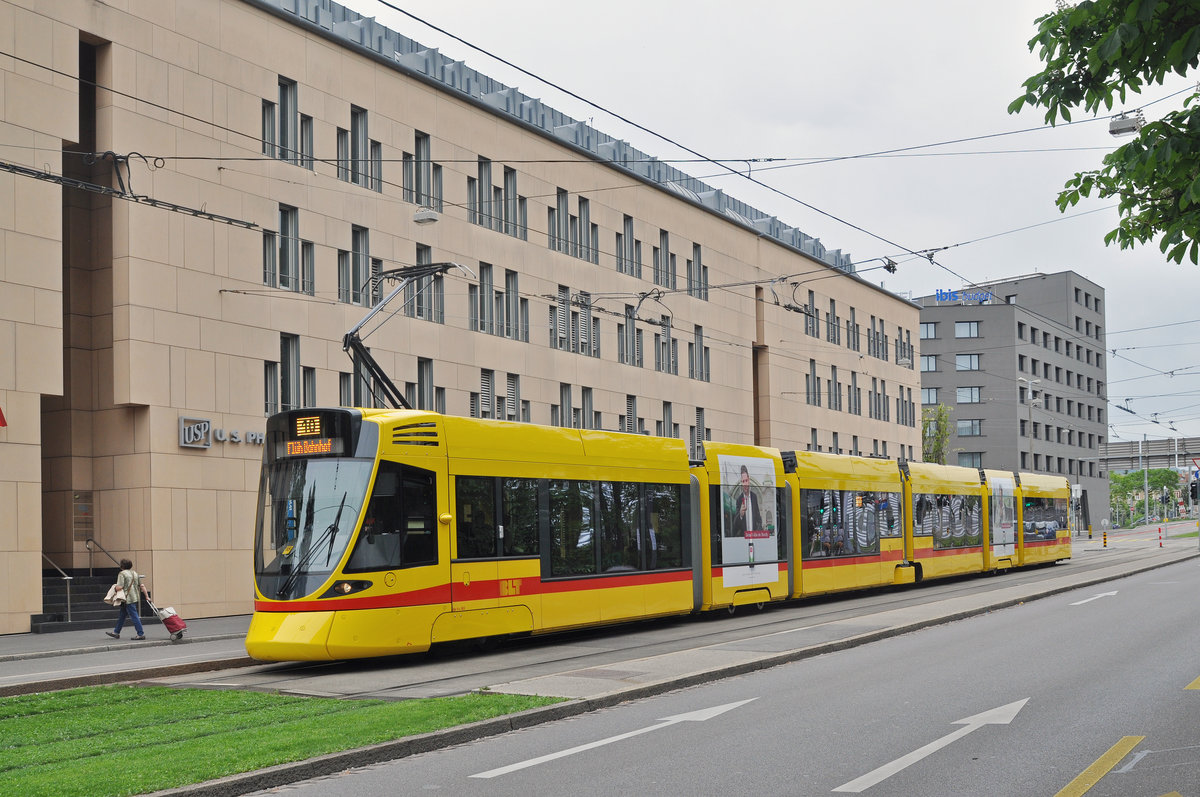 Be 6/10 Tango 183, auf der Linie 10, bedient die Haltestelle Grosspeterstrasse. Die Aufnahme stammt vom 11.05.2017.