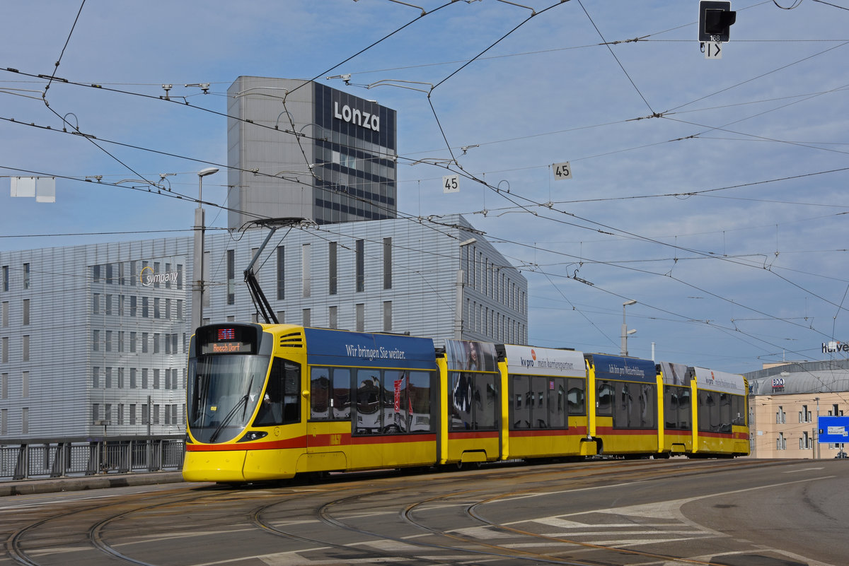 Be 6/10 Tango 183, auf der Linie 11, überquert die Münchensteinerbrücke. Die Aufnahme stammt vom 16.02.2021.