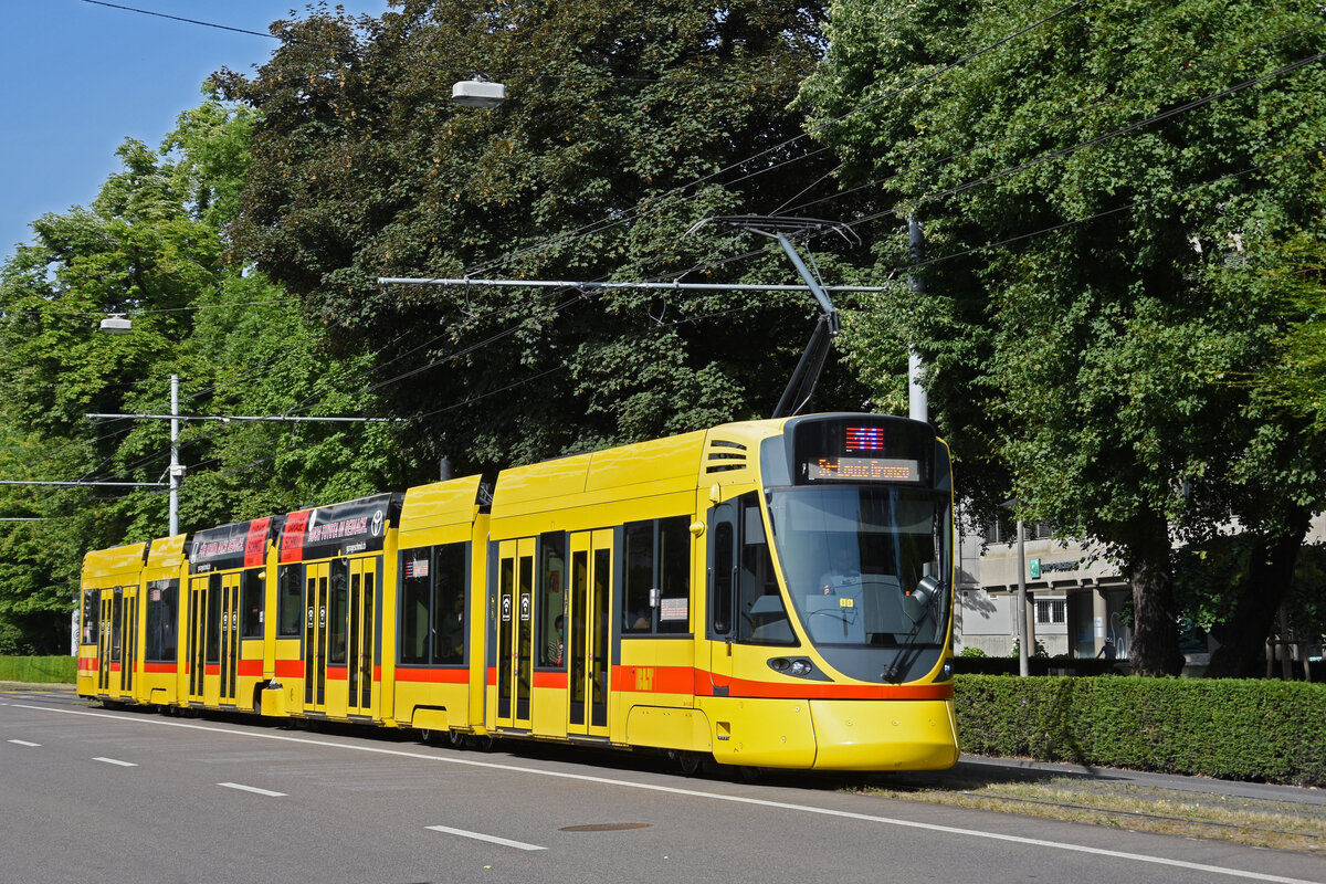 Be 6/10 Tango 183, auf der Linie 11, fährt am 18.06.2022 zur Haltestelle am Aeschenplatz.