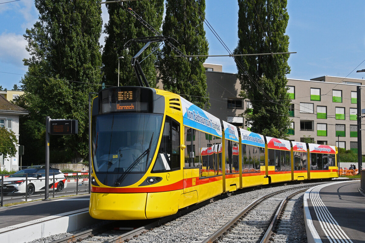 Be 6/10 Tango 183, auf der Linie 10, bedient am 06.08.2025 die Haltestelle Binningen Schloss. Aufnahme Binningen.
