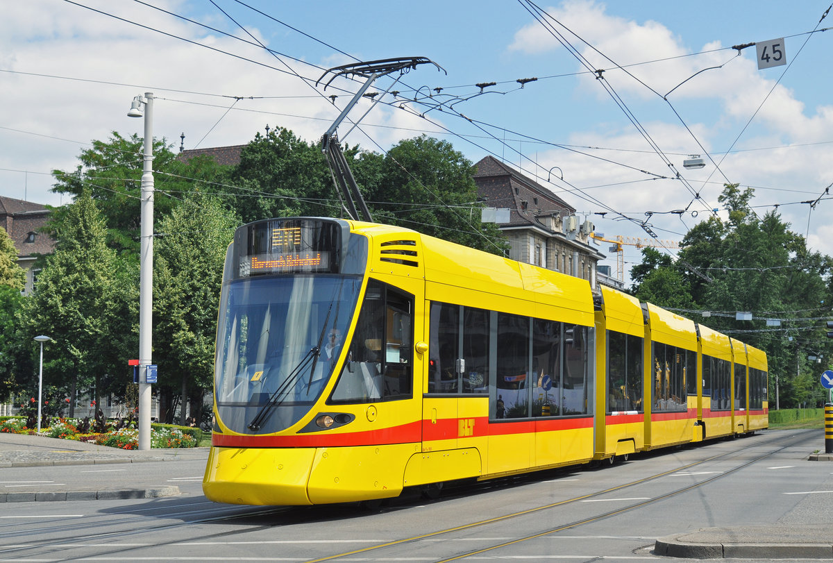 Be 6/10 Tango 183, auf der Linie 10 fährt zur Haltestelle am Bahnhof SBB. Die Aufnahme stammt vom 15.07.2016.