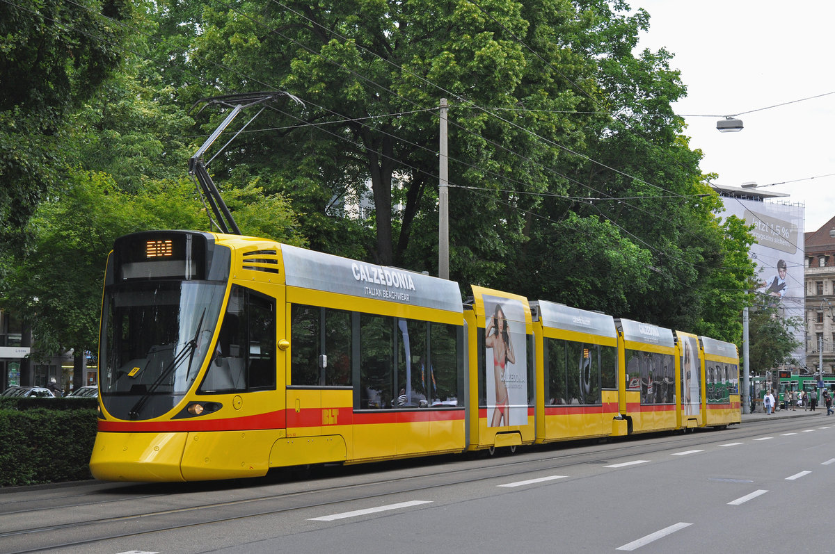 Be 6/10 Tango 183, mit einer Teilwerbung für Calzedonia, bedient die Haltestelle der Linie 10 am Aeschenplatz. Die Aufnahme stammt vom 31.05.2016.