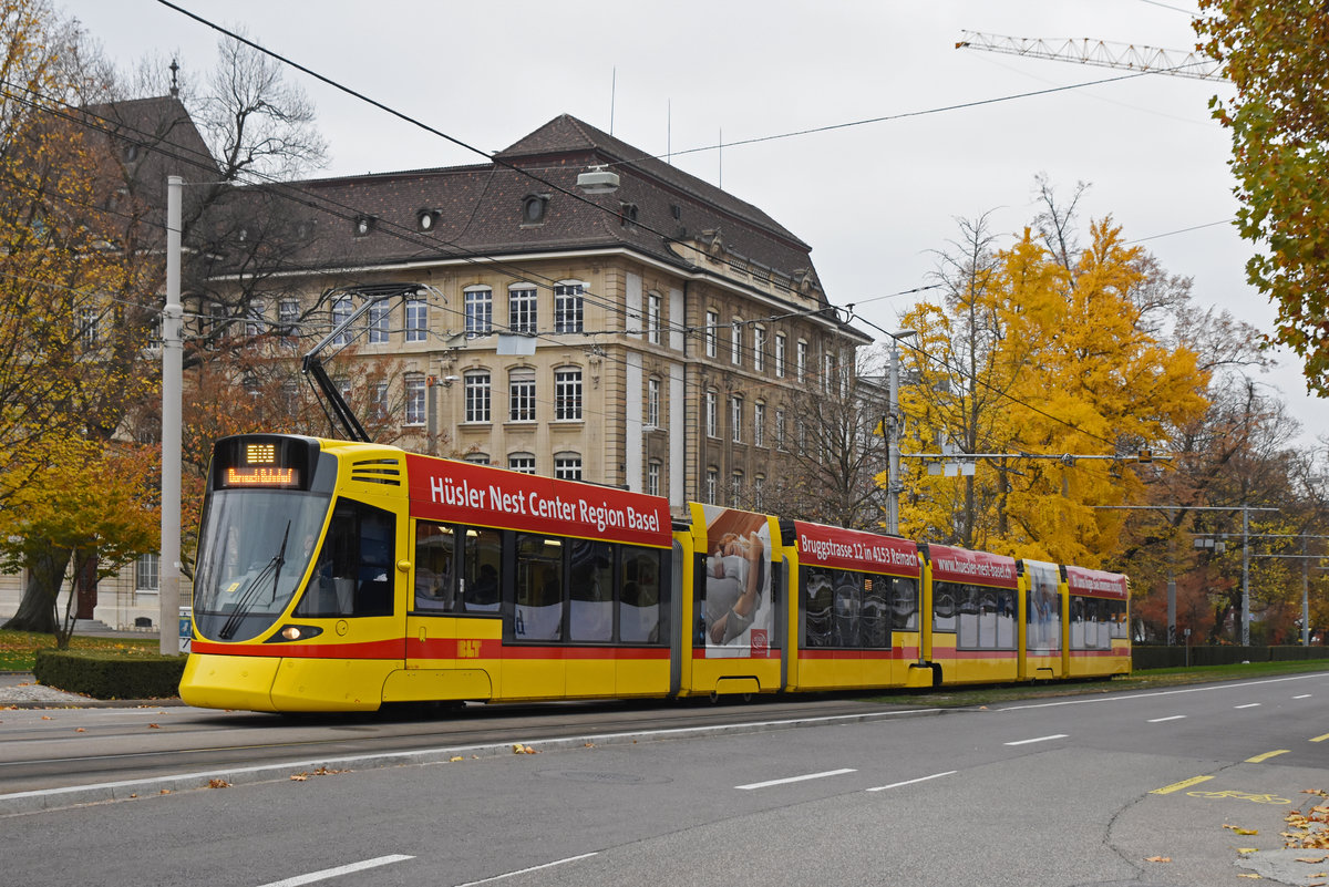 Be 6/10 Tango 184, auf der Linie 10, fährt zur Haltestelle am Bahnhof SBB. Die Aufnahme stammt vom 17.11.2018.