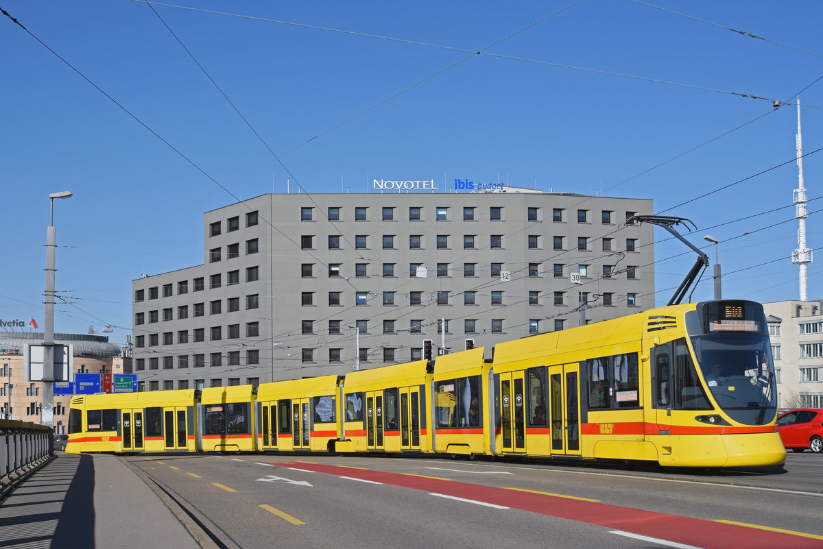 Be 6/10 Tango 184, auf der Linie 10, überquert die Münchensteinerbrücke. Die Aufnahme stammt vom 23.03.2019.