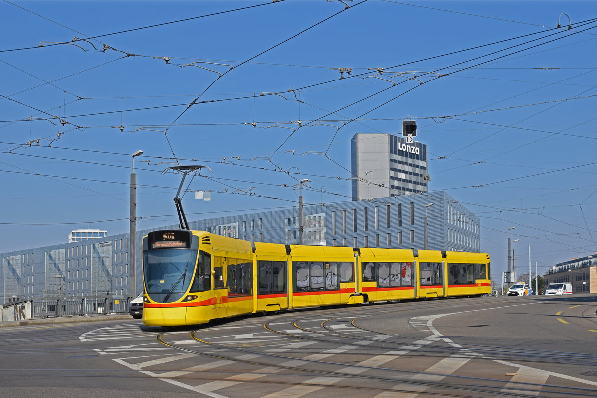 Be 6/10 Tango 184, auf der Linie 10, überquert die Münchensteinerbrücke. Die Aufnahme stammt vom 26.03.2020.