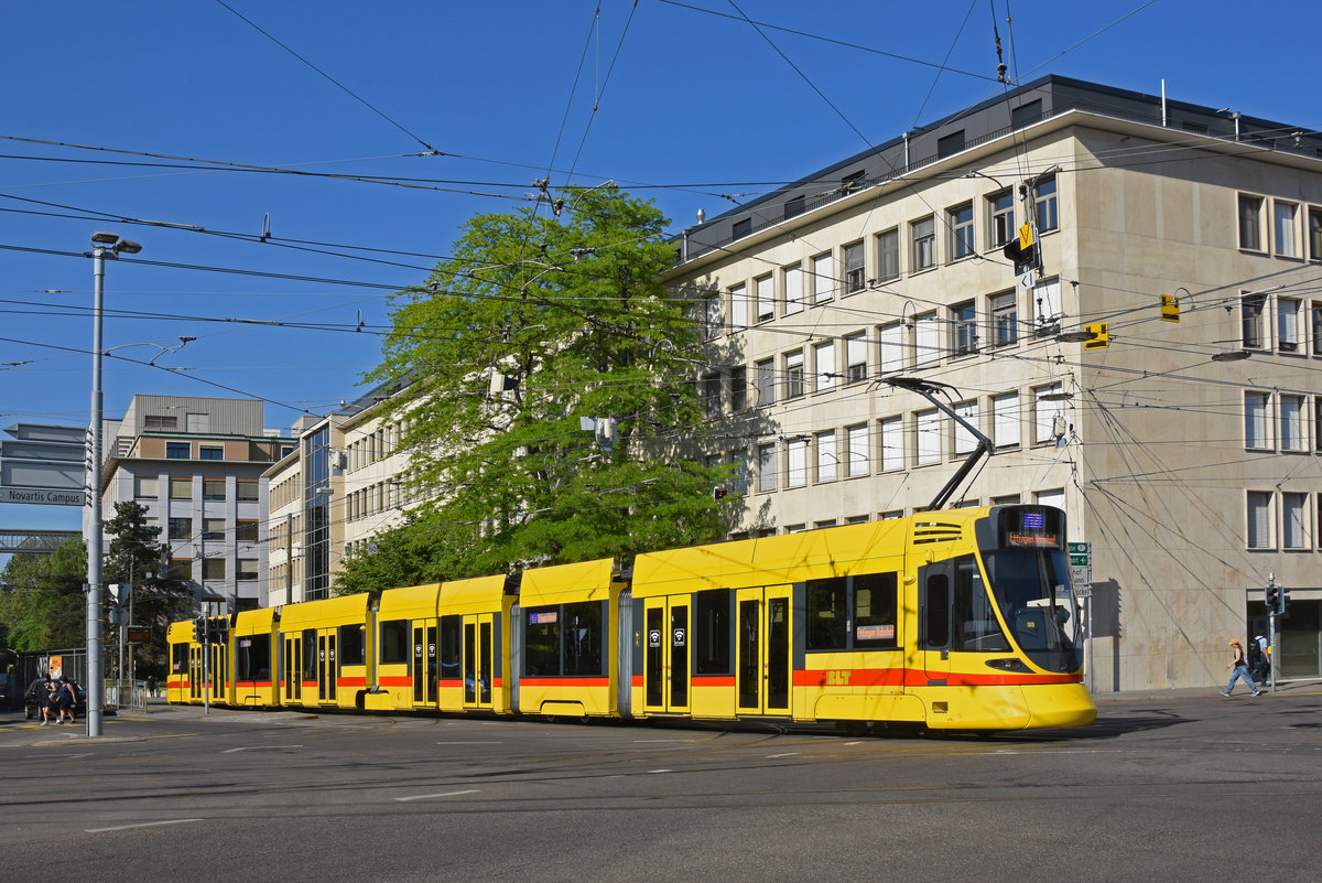 Be 6/10 Tango 184, auf der Linie 17, verlässt die Haltestelle Dreirosenbrücke. Die Aufnahme stammt vom 23.04.2020.