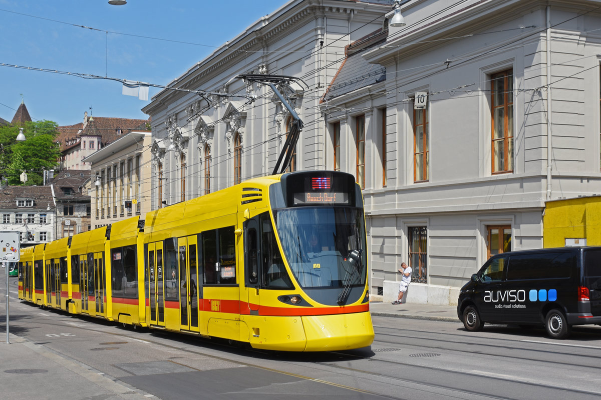 Be 6/10 Tango 184, auf der Linie 11, fährt den Steinenberg hoch zur Haltestelle Bankverein. Die Aufnahme stammt vom 28.05.2020.