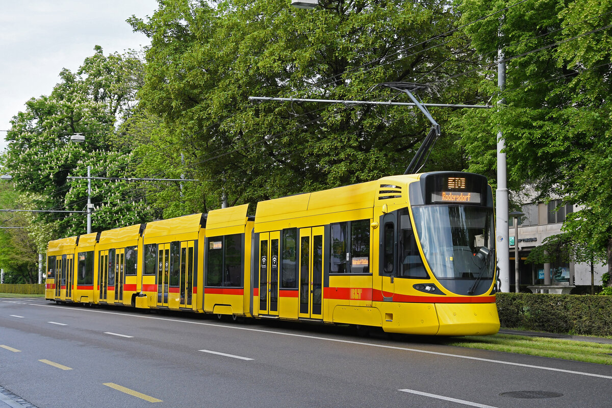 Be 6/10 Tango 184, auf der Linie 10, fährt am 05.05.2023 zur Haltestelle Aeschenplatz.