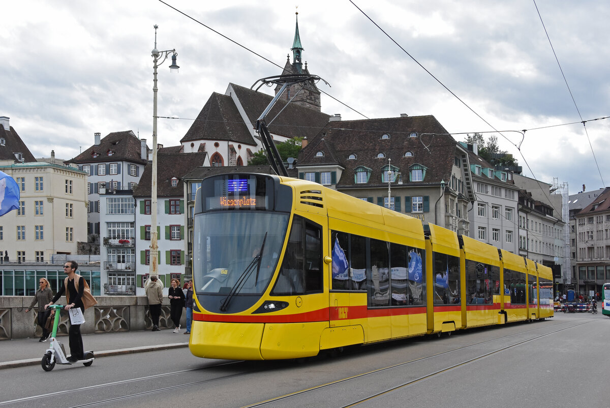 Be 6/10 Tango 184, auf der Linie 17, überquert am 13.09.2025 die Mittlere Rheinbrücke. Aufnahme Basel.