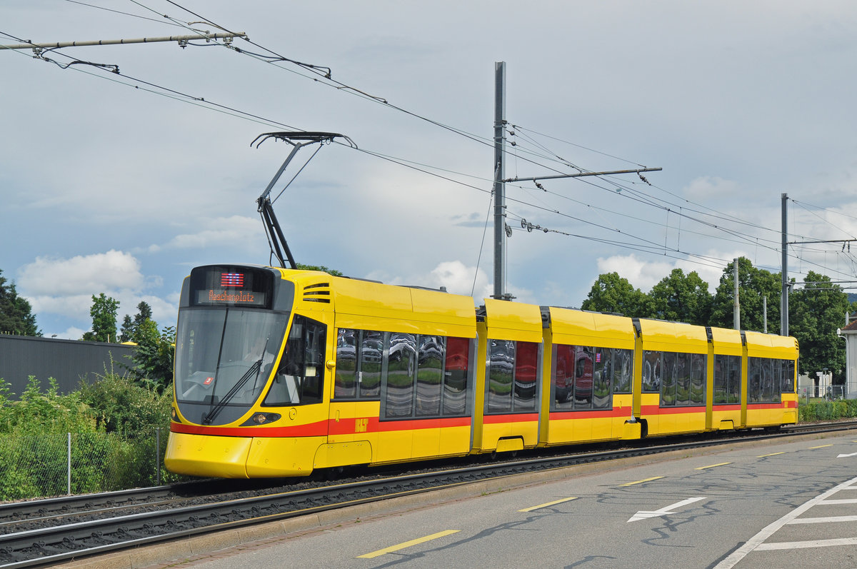 Be 6/10 Tango 184, auf der Linie 11, fährt zur Haltestelle Münchensteinerstrasse. Die Aufnahme stammt vom 18.06.2016.