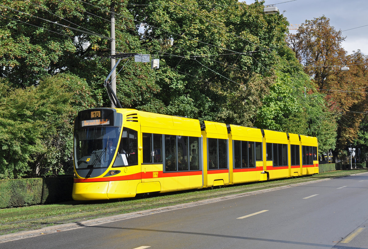 Be 6/10 Tango 184, auf der Linie 10, fährt zur Haltestelle am Bahnhof SBB. Die Aufnahme stammt vom 02.10.2016.
