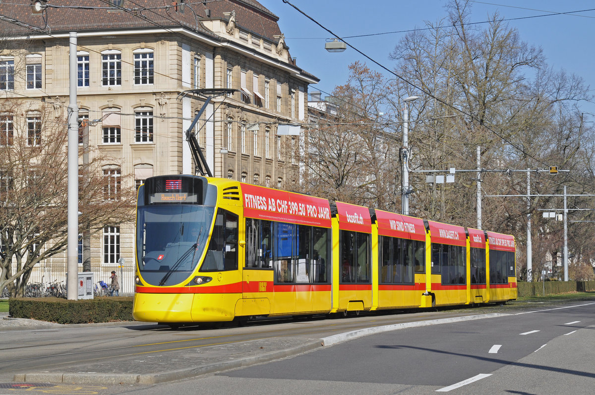 Be 6/10 Tango 185, auf der Linie 11, fährt zur Haltestelle Bahnhof SBB. Die Aufnahme stammt vom 26.02.2018.