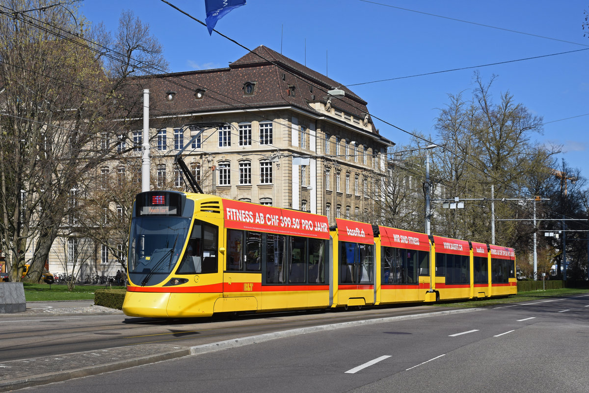 Be 6/10 Tango 185, auf der Linie 11, fährt zur Haltestelle Bahnhof SBB. Die Aufnahme stammt vom 28.03.2019.