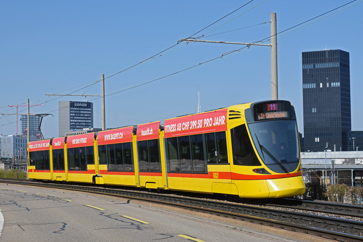 Be 6/10 Tango 185, auf der Linie 11, fährt zur Haltestelle Münchensteinerstrasse. Die Aufnahme stammt vom 29.03.2019.