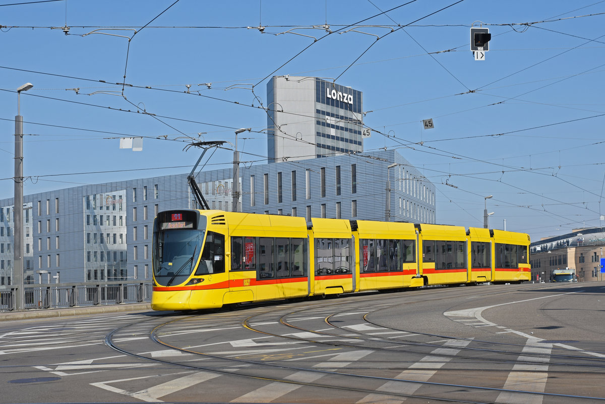 Be 6/10 Tango 185, auf der Linie 11, überquert die Münchensteinerbrücke. Die Aufnahme stammt vom 03.04.2020.