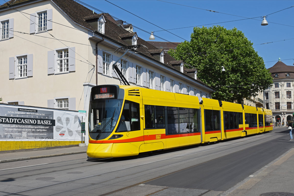 Be 6/10 Tango 185, auf der Linie 11, fährt den Steinenberg hinunter zur Haltestelle Barfüsserplatz. Die Aufnahme stammt vom 16.05.2020.