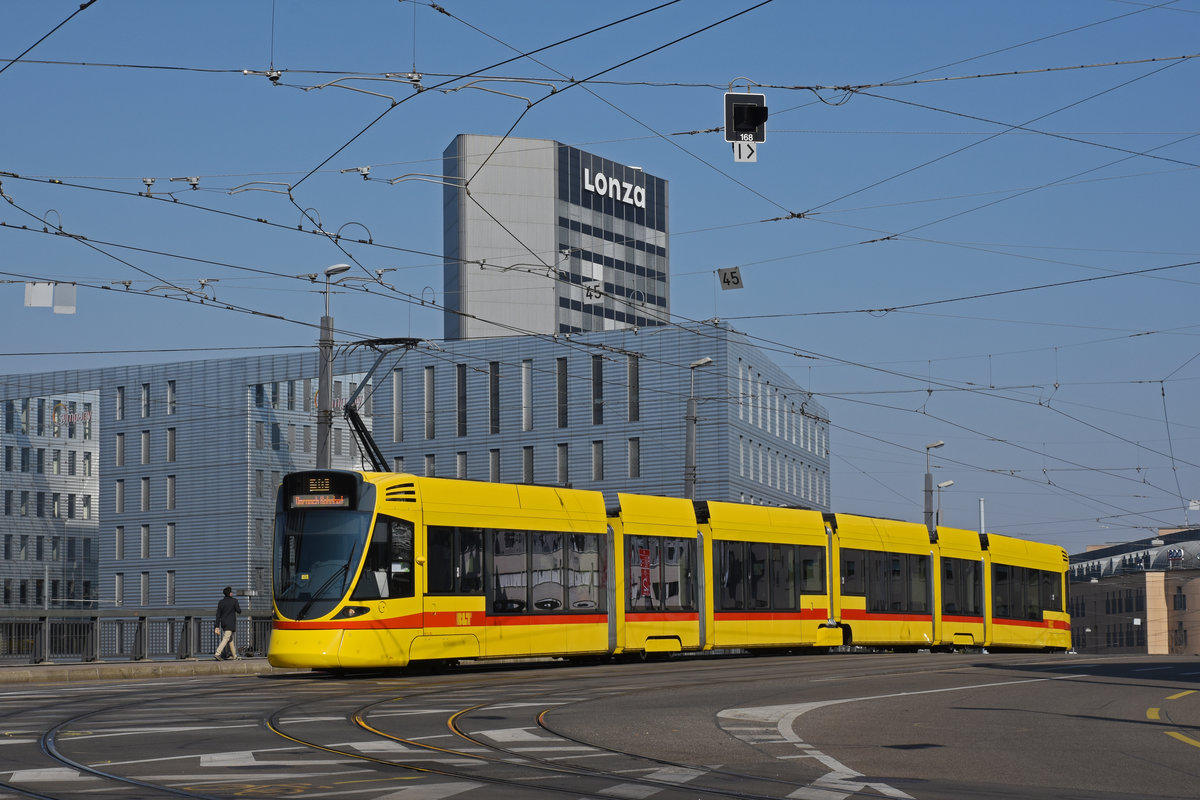 Be 6/10 Tango 185, auf der Linie 10, überquert die Münchensteinerbrücke. Die Aufnahme stammt vom 26.03.2020.
