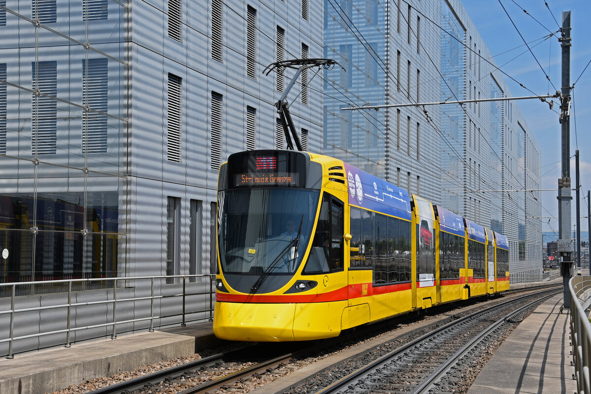 Be 6/10 Tango 185, auf der Linie 11, fährt am 01.06.2023 zur Haltestelle Peter Merian.