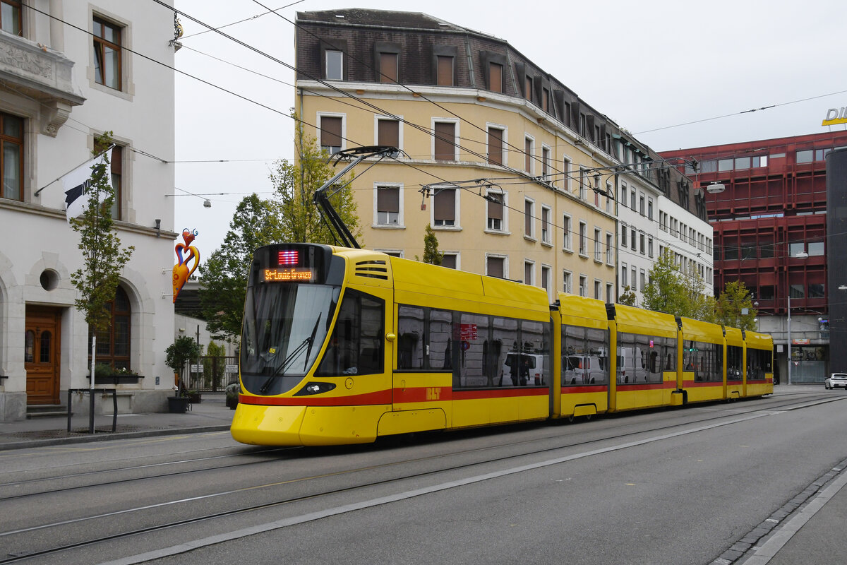 Be 6/10 Tango 185, auf der Linie 11, fährt am 16.09.2024 zur Haltestelle beim Bahnhof SBB. Aufnahme Basel.