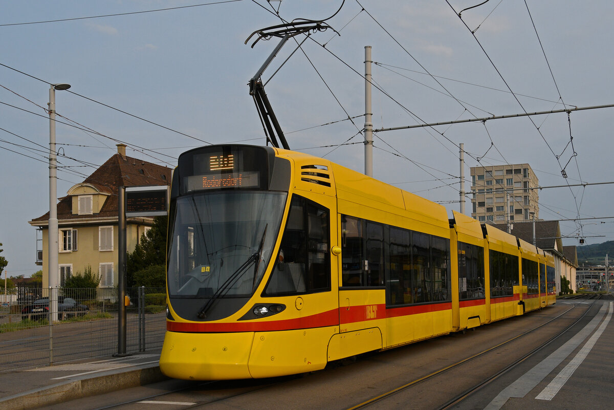 Be 6/10 Tango 185, auf der Linie 10, bedient am 19.08.2025 die Haltestelle M-Parc. Aufnahme Basel.