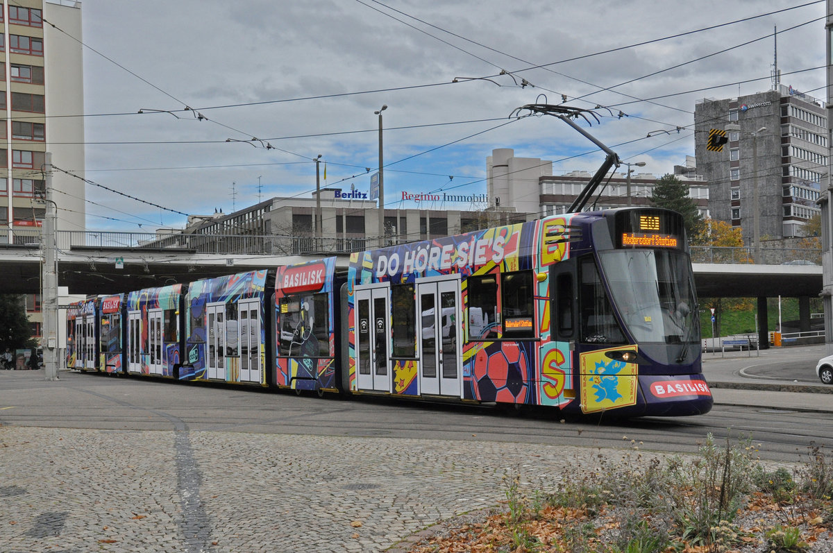 Be 6/10 Tango 185 mit der Werbung für das Radio Basilisk, auf der Linie 10, fährt zur Haltestelle ZOO Basel. Die Aufnahme stammt vom 02.11.2020.