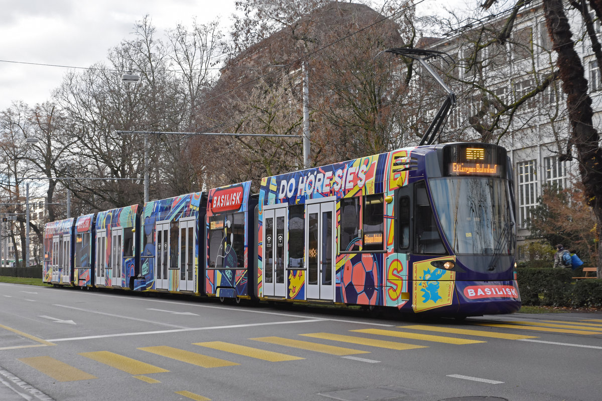 Be 6/10 Tango 185 mit der Werbung für Radio Basilisk, auf der Linie 10, fährt zur Haltestelle am Aeschenplatz. Die Aufnahme stammt vom 16.12.2020.