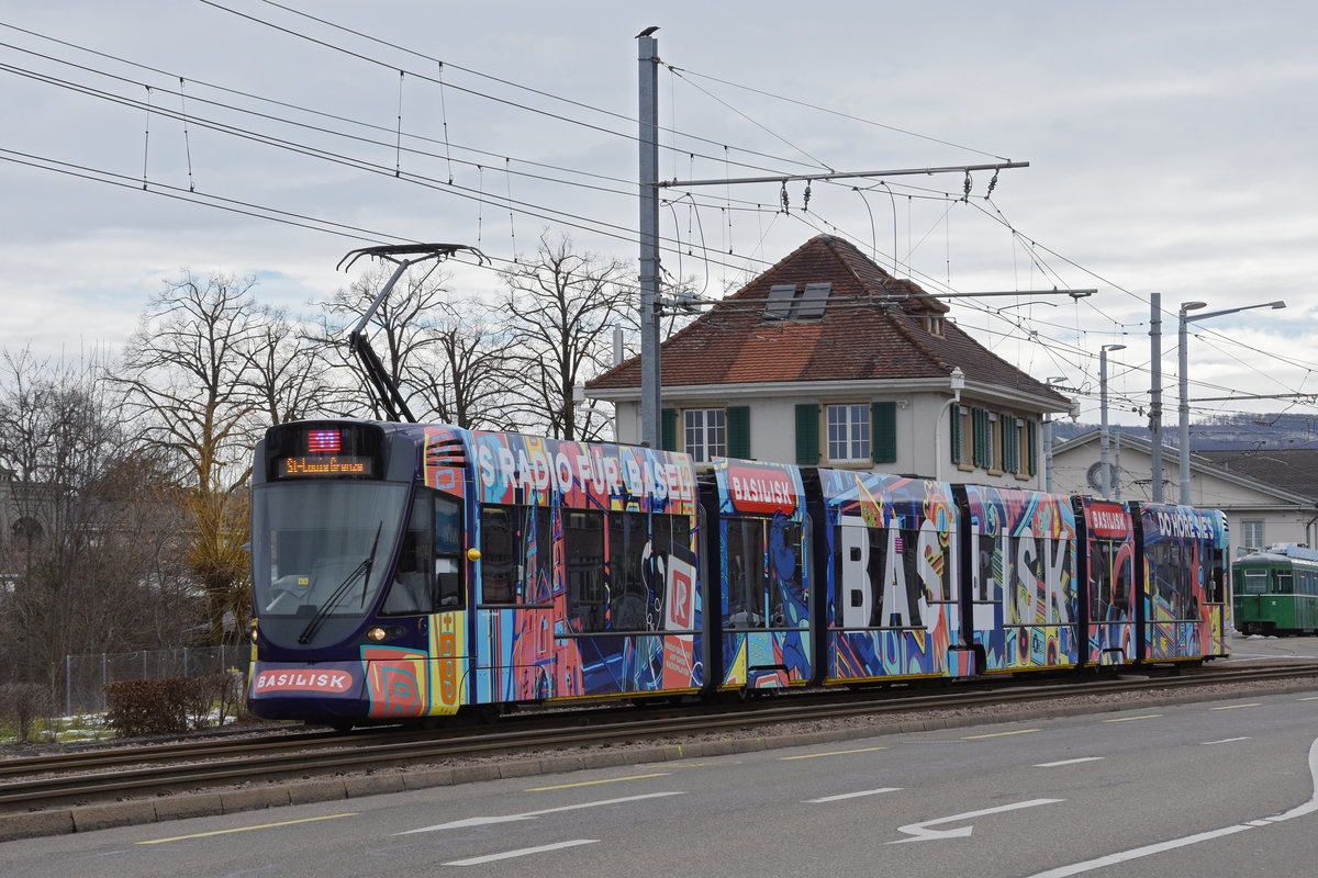 Be 6/10 Tango 185 mit der Werbung für das Radio Basilisk, auf der Linie 11, verlässt die Haltestelle M-Parc. Die Aufnahme stammt vom 21.01.2021.