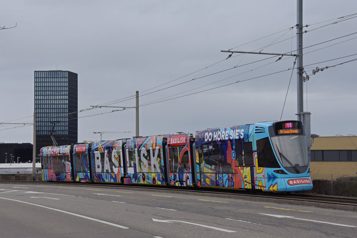Be 6/10 Tango 185 mit der Werbung für Radio Basilisk, auf der Linie 11, fährt zur Haltestelle Münchensteinerstrasse. Die Aufnahme stammt vom 21.01.2021.