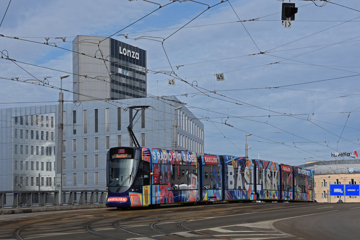 Be 6/10 Tango 185 mit der Werbung für das Radio Basilisk, auf der Linie 11, überquert die Münchensteinerbrücke. Die Aufnahme stammt vom 16.02.2020.