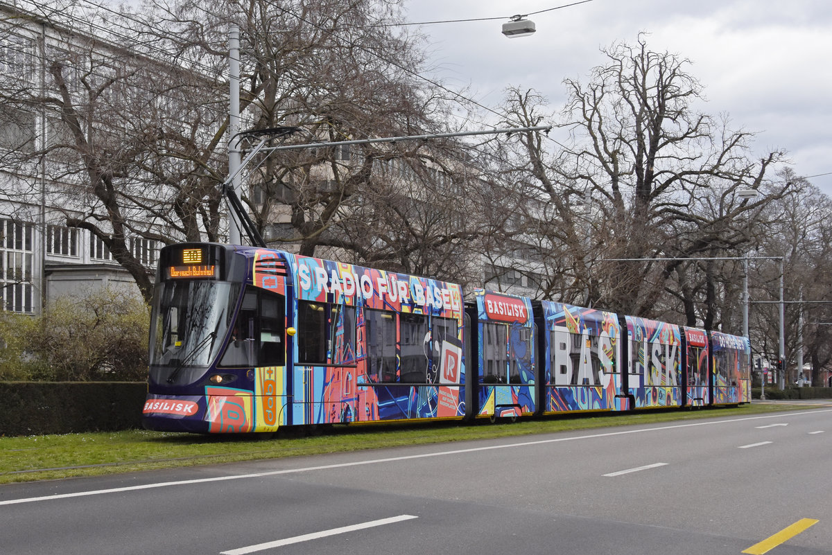 Be 6/10 Tango 185 mit der Werbung für das Radio Basilisk, auf der Linie 10, fährt zur Haltestelle am Bahnhof SBB. Die Aufnahme stammt vom 13.03.2021.
