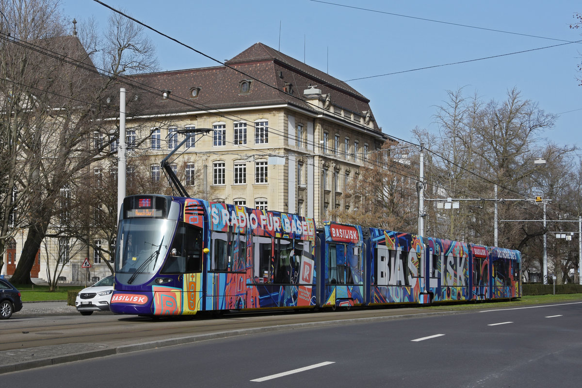 Be 6/10 Tango 185 mit der Werbung für das Radio Basilisk, auf der Linie 11, fährt zur Haltestelle am Bahnhof SBB. Die Aufnahme stammt vom 23.02.2021.