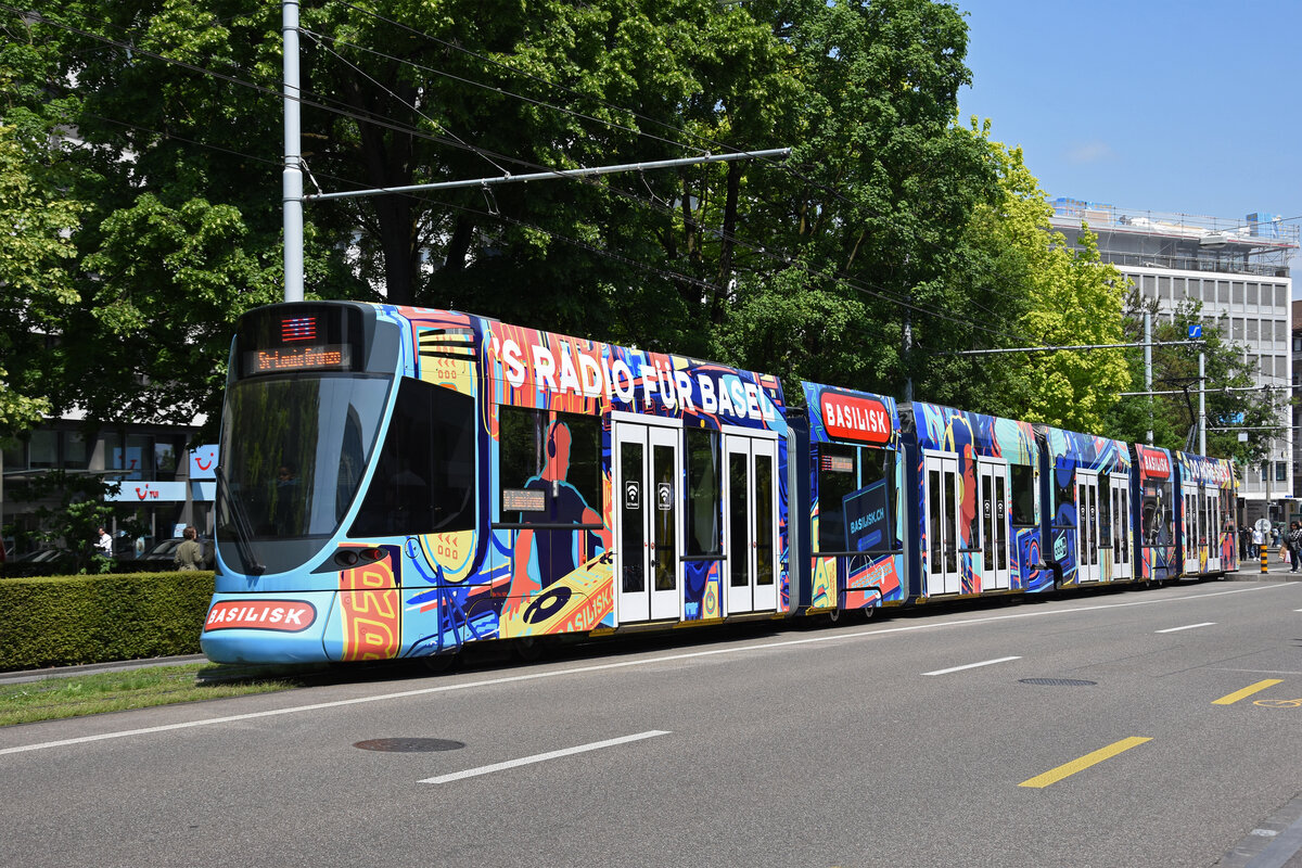 Be 6/10 Tango 185 mit der Werbung für das Basler Radio, auf der Linie 11, fährt zur Haltestelle am Aeschenplatz. Die Aufnahme stammt vom 09.05.2022.