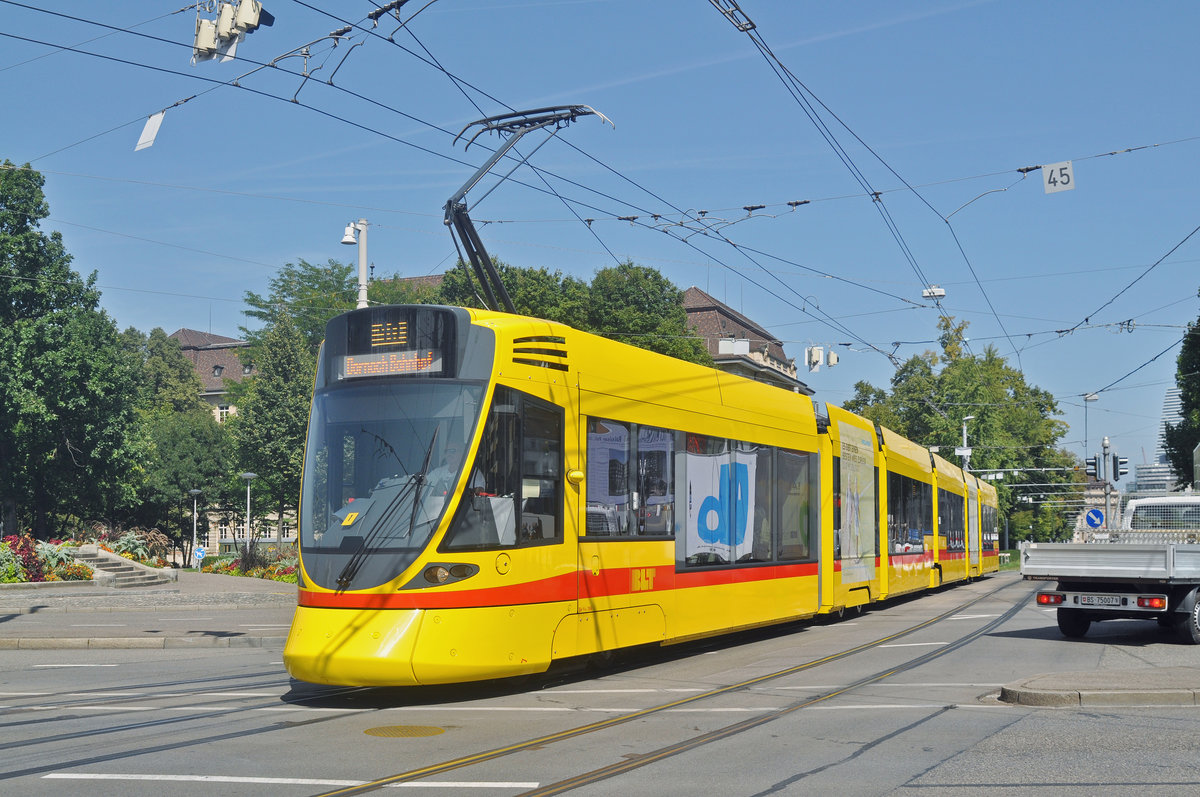 Be 6/10 Tango 186, auf der Linie 10, fährt zur Haltestelle am Bahnhof SBB. Die Aufnahme stammt vom 29.08.2017.
