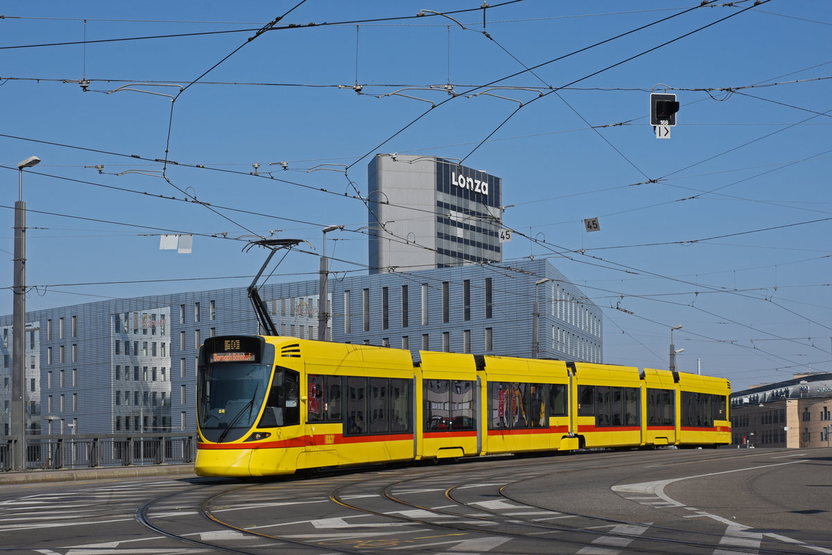 Be 6/10 Tango 186, auf der Linie 10, überquert die Münchensteinerbrücke. Die Aufnahme stammt vom 03.04.2020.