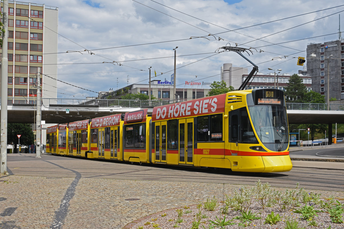 Be 6/10 Tango 186, auf der Linie 10, fährt zur Haltestelle ZOO Basel. Die Aufnahme stammt vom 08.06.2020.