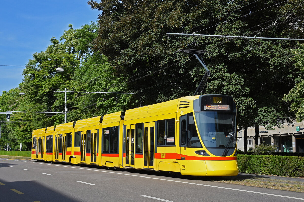 Be 6/10 Tango 186, auf der Linie 10, fährt zur Haltestelle am Aeschenplatz. Die Aufnahme stammt vom 17.06.2022.