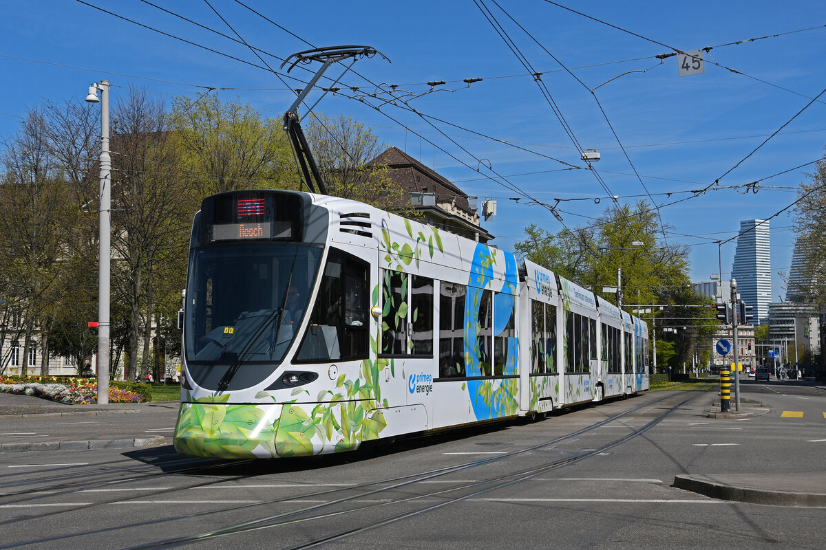 Be 6/10 Tango 186 mit der Werbung für Primero Energie, auf der Linie 11, fährt am 08.04.2025 zur Haltestelle am Bahnhof SBB. Aufnahme Basel.