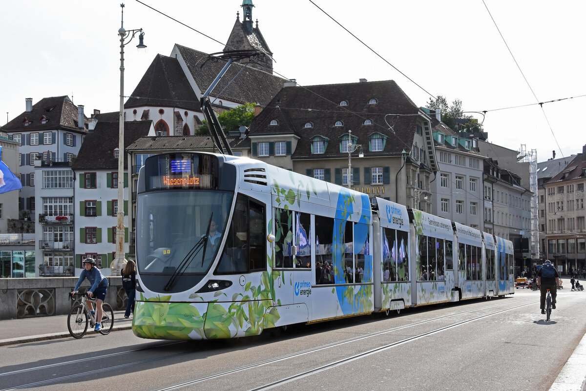 Be 6/10 Tango 186 mit der Werbung für Primero Energie, auf der Linie 17, überquert am 13.09.2025 die Mittlere Rheinbrücke. Aufnahme Basel.