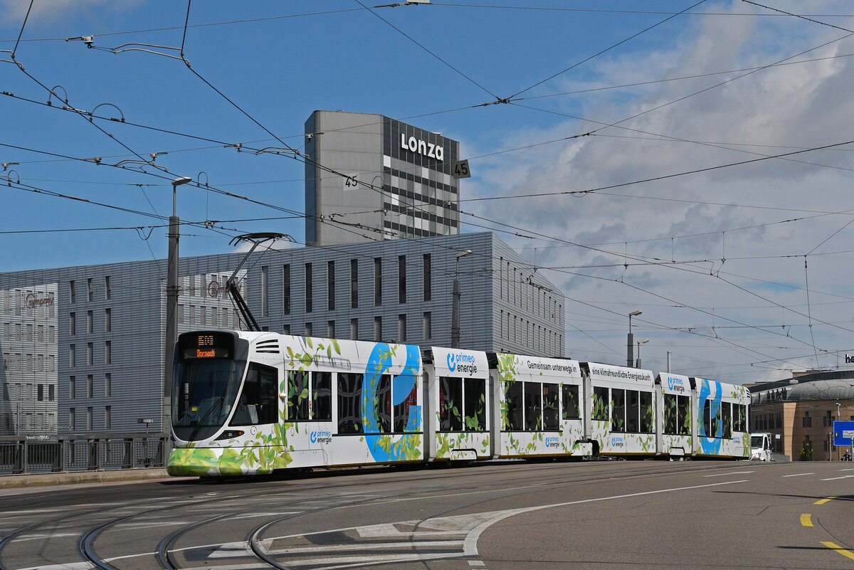 Be 6/10 Tango 186 mit der Primero Energie Werbung, auf der Linie 10, überquert am 21.07.2025 die Münchensteinerbrücke. Aufnahme Basel.