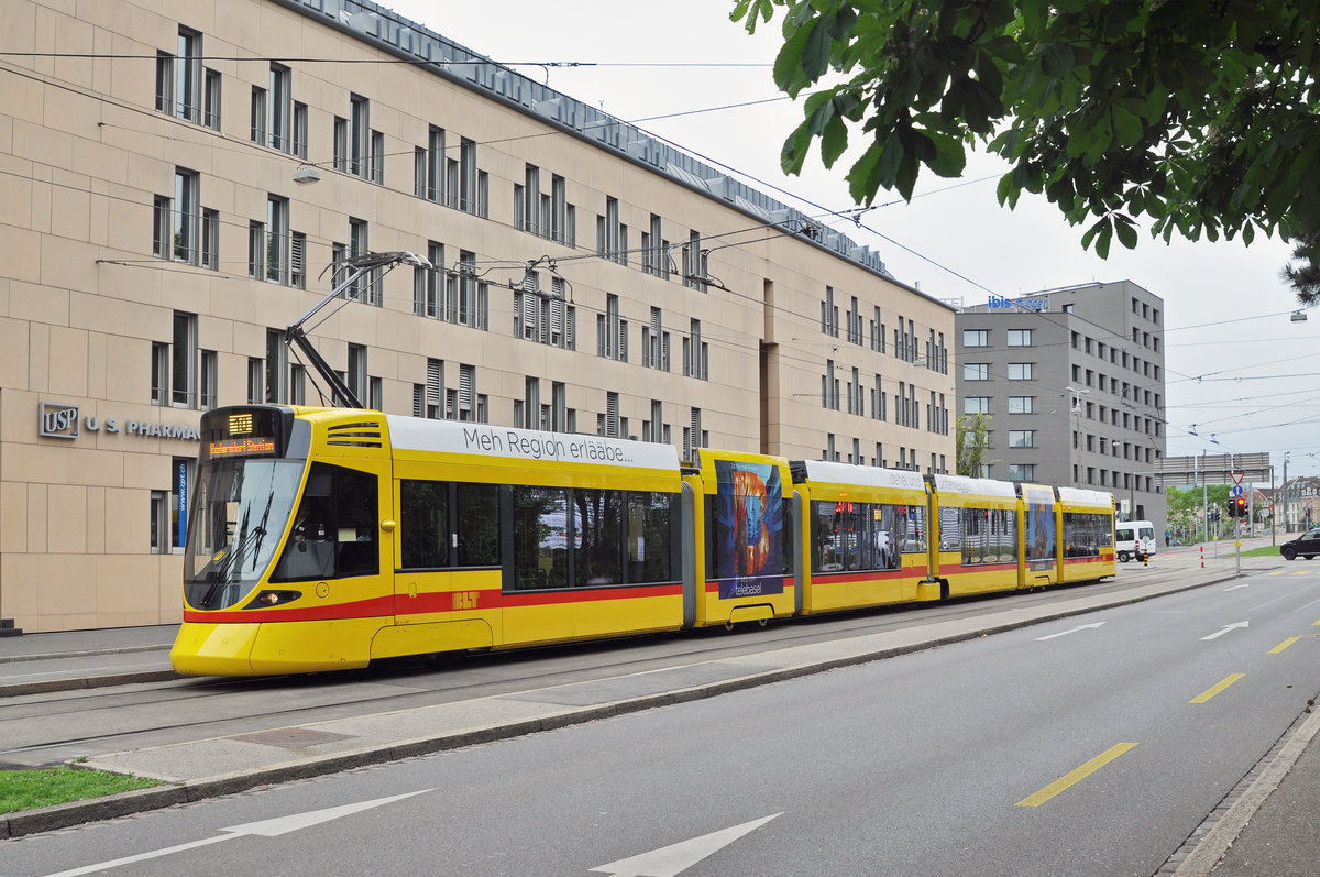 Be 6/10 Tango 187, auf der Linie 10, bedient die Haltestelle Grosspeterstrasse. Die Aufnahme stammt vom 11.05.2017.