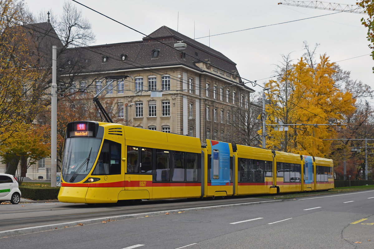 Be 6/10 Tango 187, auf der Linie 11, fährt zur Haltestelle am Bahnhof SBB. Die Aufnahme stammt vom 17.11.2018.