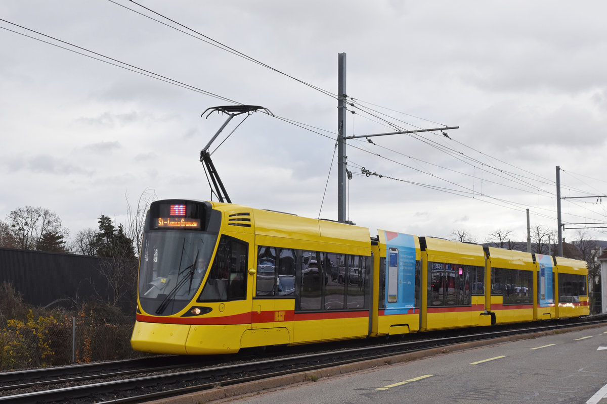 Be 6/10 Tango 187, auf der Linie 11, fährt zur Haltestelle Münchensteinerstrasse. Die Aufnahme stammt vom 08.12.2018.