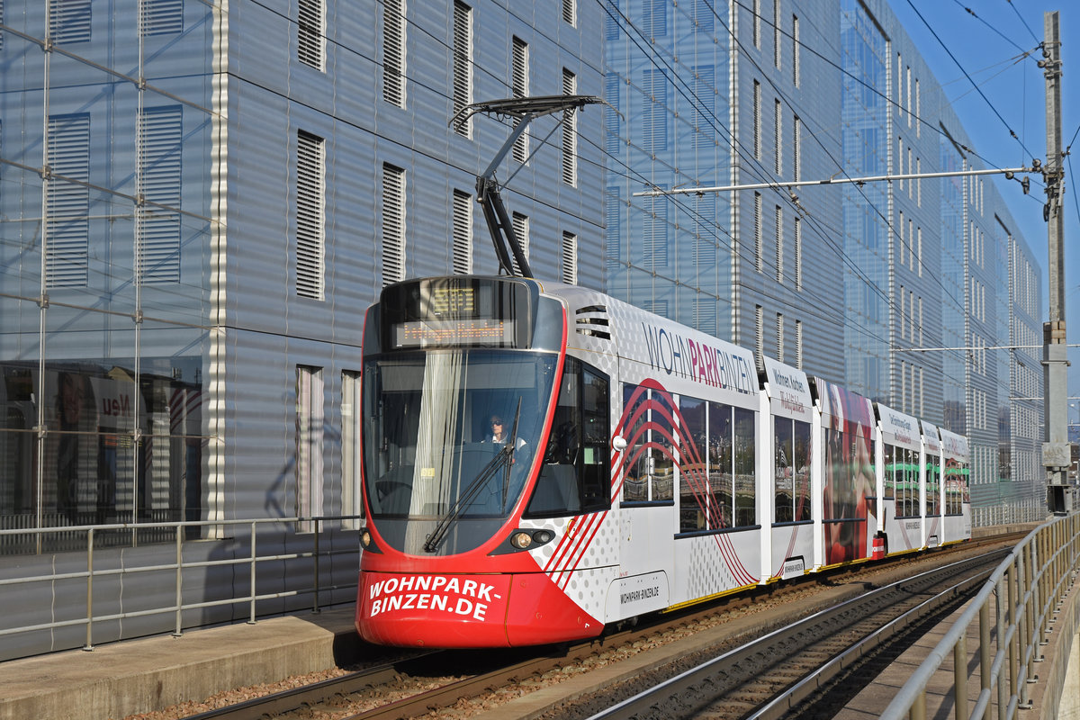 Be 6/10 Tango 187 mit der Werbung für den Wohnpark Binzen, auf der Linie 10, fährt zur Haltestelle Peter Merian. Die Aufnahme stammt vom 30.03.2019.